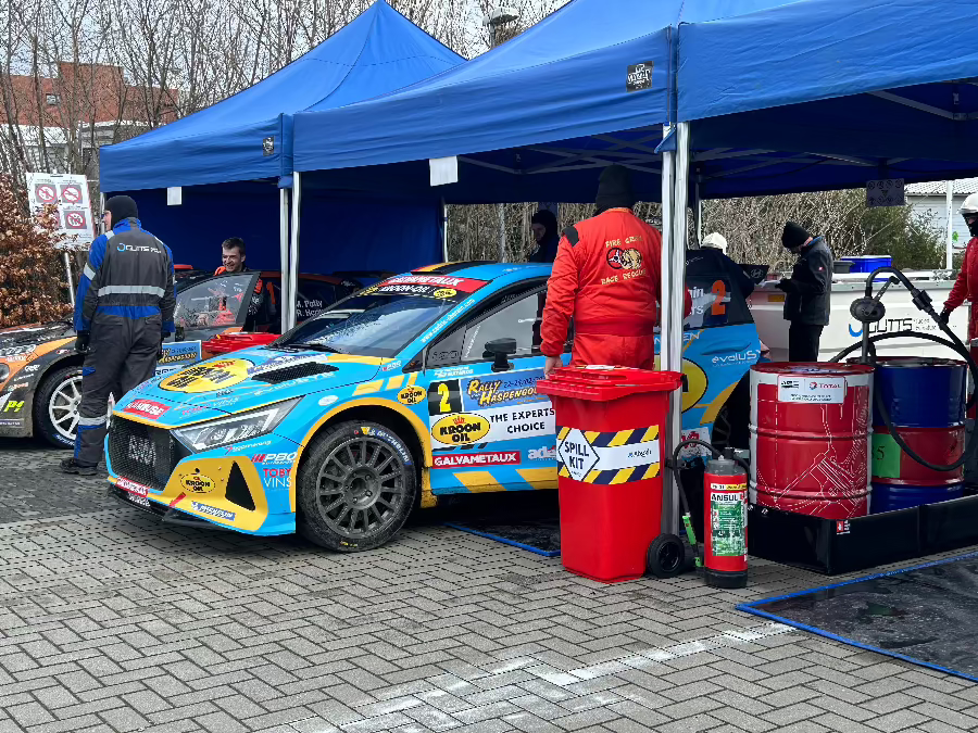 Olie en brandstof lekkage, gebruik een lekmat om gemorste olie op te vangen, bestel bij absorptieshop.nl