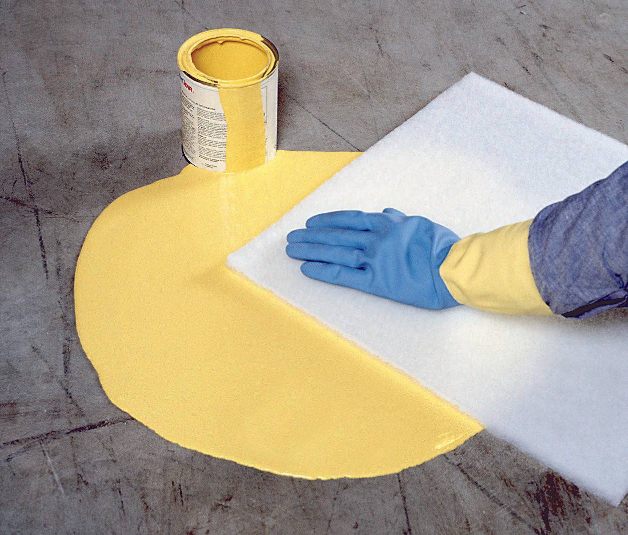 Verf gemorst op de vloer, gebruik dan verafabsorberende doeken van absorptieshop.nl