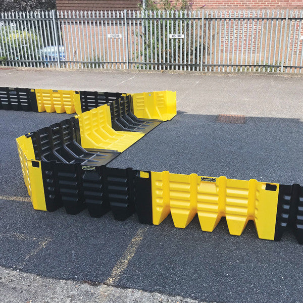 Watergevulde kunststof dam voor noodsituaties