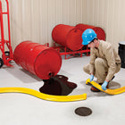 spill blocker houdt vloeistof tegen op werkvloer olie