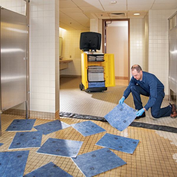 Blauwe waterabsorptiedoeken worden gebruikt om natte vloer droog te maken