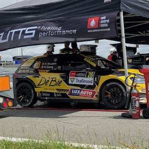 rally auto op een lekmat tijdens onderhoud en tanken 