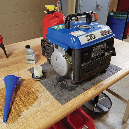 Absorptiemat onder generator vangt olie en andere lekkages op tijdens onderhoud op werkbank, absorptieshop.nl Breda, Absorb