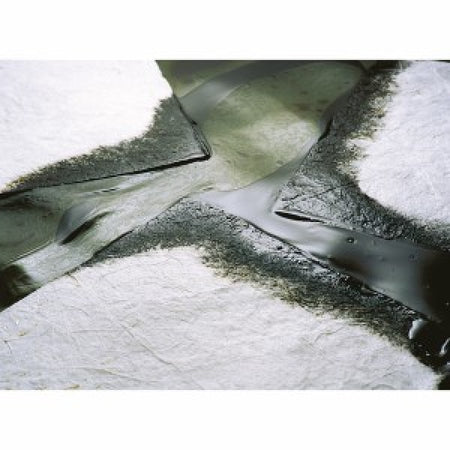 Olielekkage deels geabsorbeert door drie witte absorptiedoeken