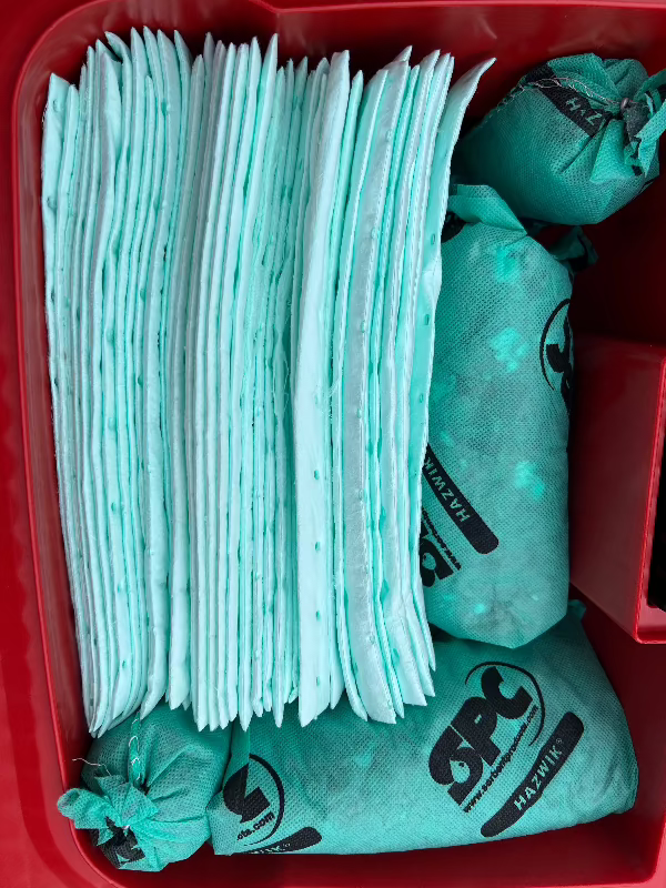 Rode spill kit met chemische bestendige absorptie doeken en sokken voor lekkages met vloeistoffen.