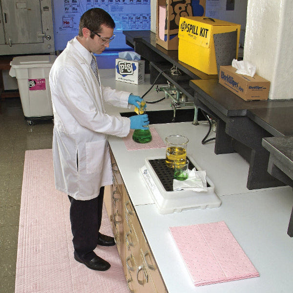 Absorptiedoeken op rol, 76 cm breed en 46 meter lang. Geschikt voor chemische lekkages in ziekenhuizen en werkplaatsen. Te koop bij absorptieshop.nl