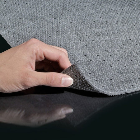 Close-up absorberende mat met antislip onderlaag  lekdicht en stevig materiaal olie, water, koelvloeistoffen en oplosmiddelen, absorptieshop.nl