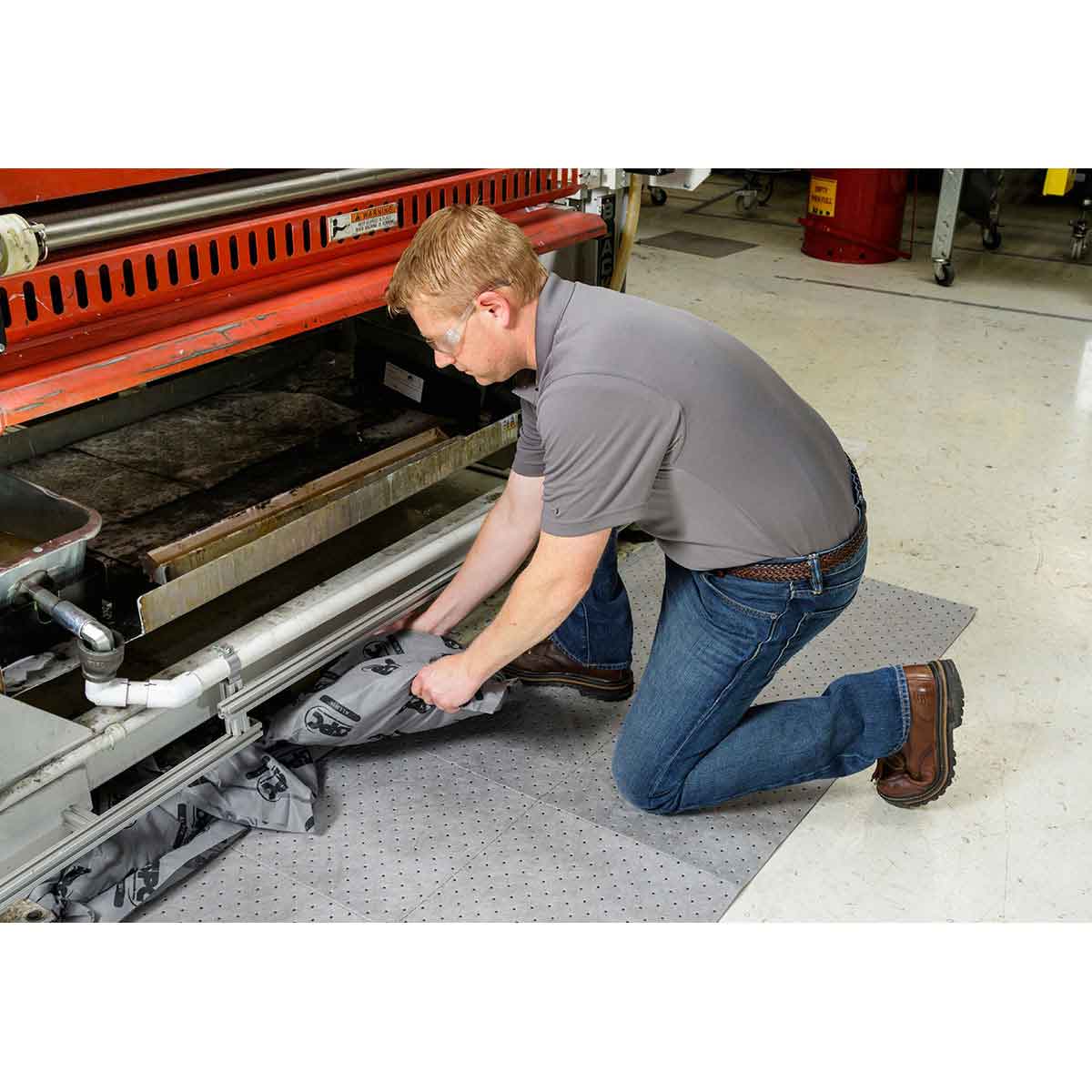 Heeft u de juiste tools voor vloeistofbeheer? Absorptiekussens zijn perfect voor noodsituaties in automotive bedrijven, havens of landbouwbedrijven. Bestel eenvoudig bij absorptieshop.nl