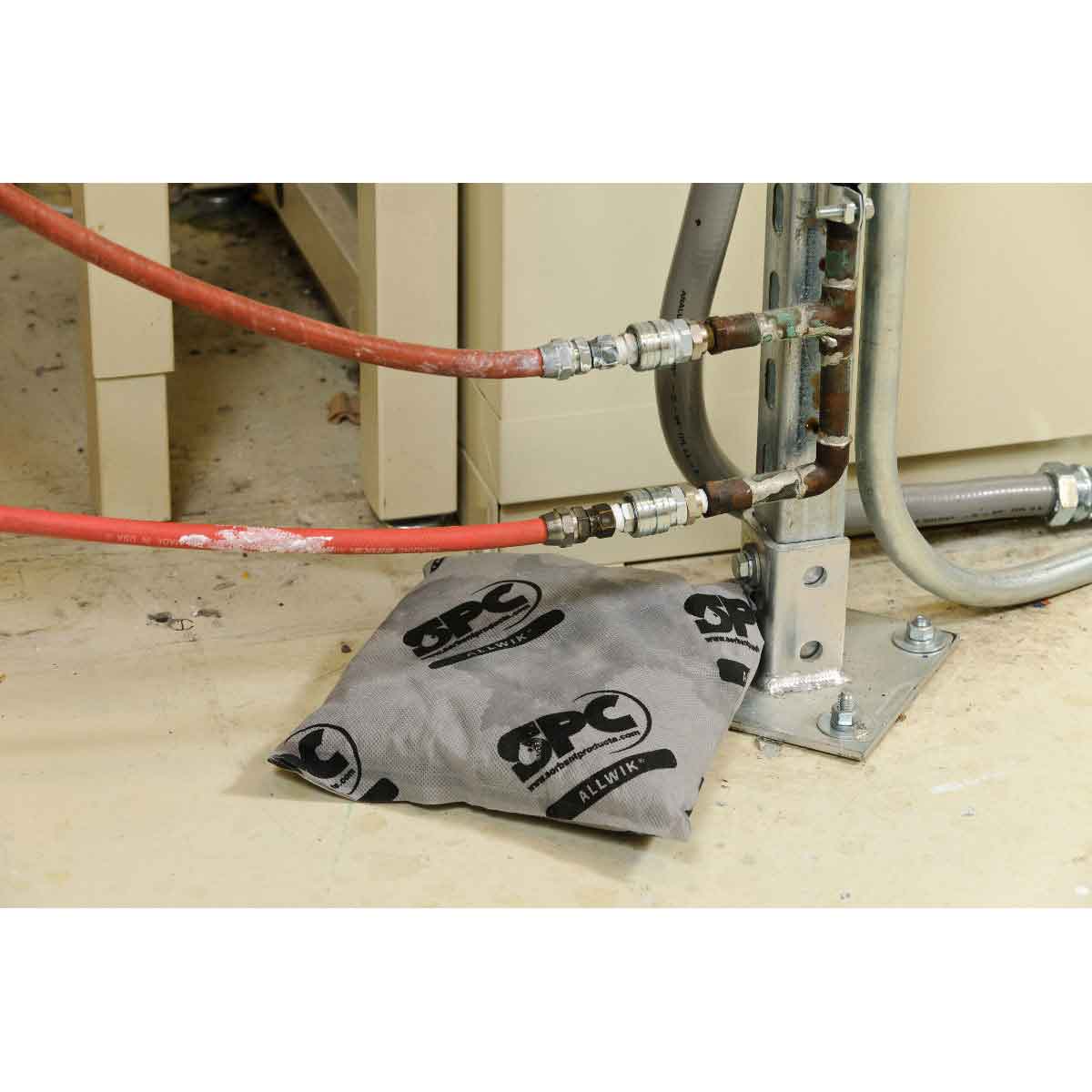 Hoe beschermt u uw werkvloer tegen lekkages? Absorptiekussens zijn perfect voor industriële bedrijven, onderhoudswerkplaatsen en productieomgevingen, waar gemorste vloeistoffen een risico vormen. Verkrijgbaar bij absorptieshop.nl