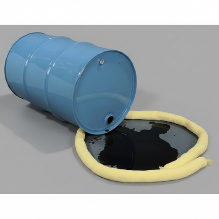 Chemische absorptiesok geel omsingelt een olievlek van een omgevallen drum.