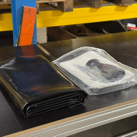 bescherm het milieu en gebruik een grondzeil als u aan auto's en motoren sleutelt