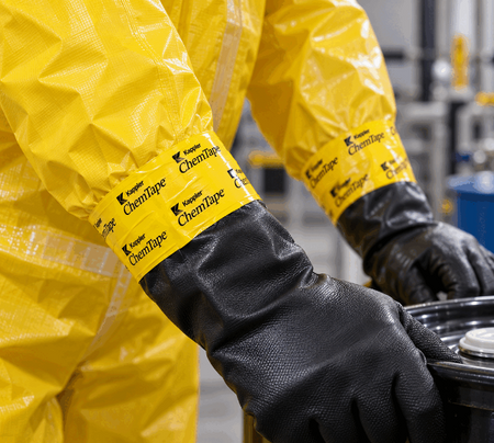 Kappler™ ChemTape® zorgt voor een vloeistofdichte aansluiting tussen veiligheidshandschoenen en een chemisch beschermingspak.