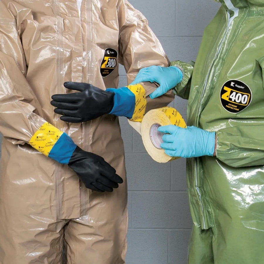 Kappler™ ChemTape® gebruikt om handschoenen aan chemisch bestendige beschermende kleding af te dichten tijdens hazmat-werkzaamheden.