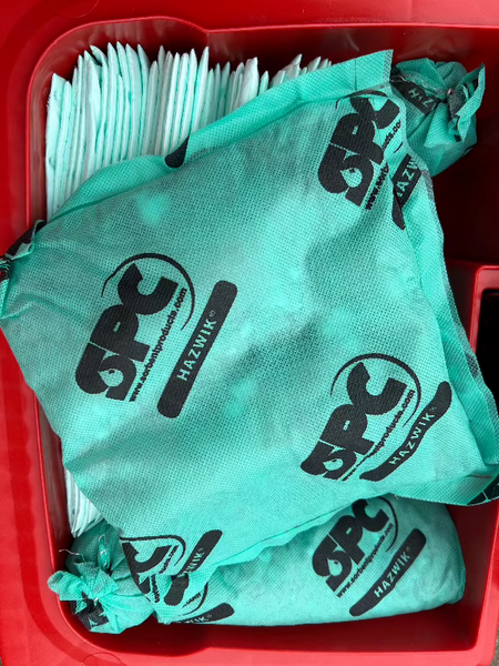 Absorptie kussen chemie, onderdeel van een gevulde spill kit op wielen met absorptiematerialen.