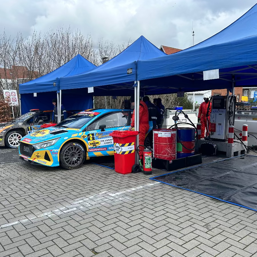 Tijdens het tanken van rally auto's gebruik je een lekmat, absorptieshop