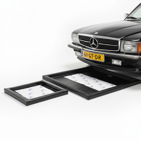 Lekmatten onder auto om olie op te vangen