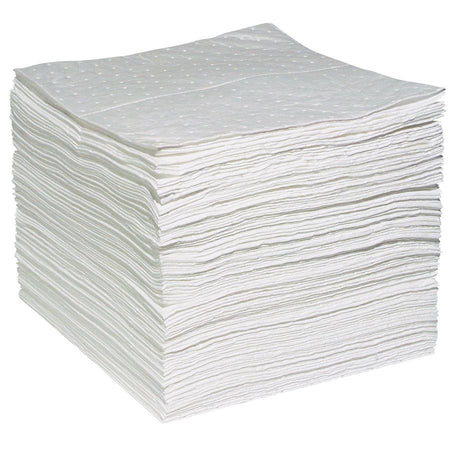 Stapel witte olie-absorberende doeken, handig bij olielekkage