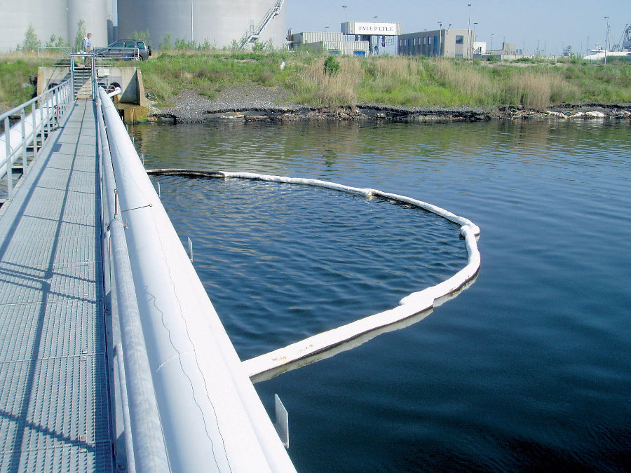 Oliebooms drijven op het water en absorberen alleen olie.