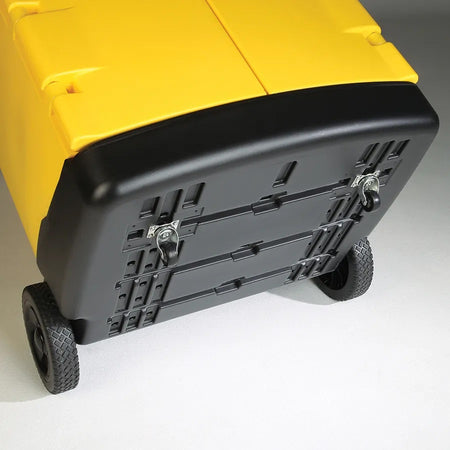 Onderzijde van de PIG® HazMat Large Spill Caddy met wielen en stevige kunststof constructie.