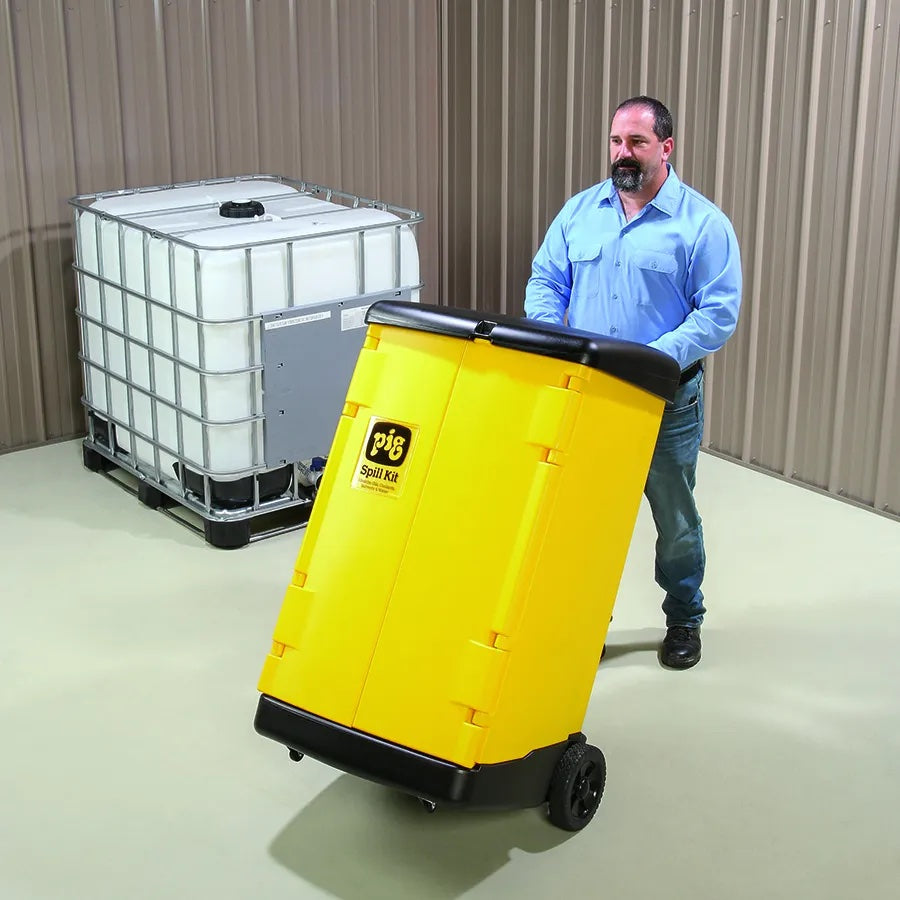PIG® HazMat Large Spill Caddy wordt verplaatst in een industriële werkomgeving.