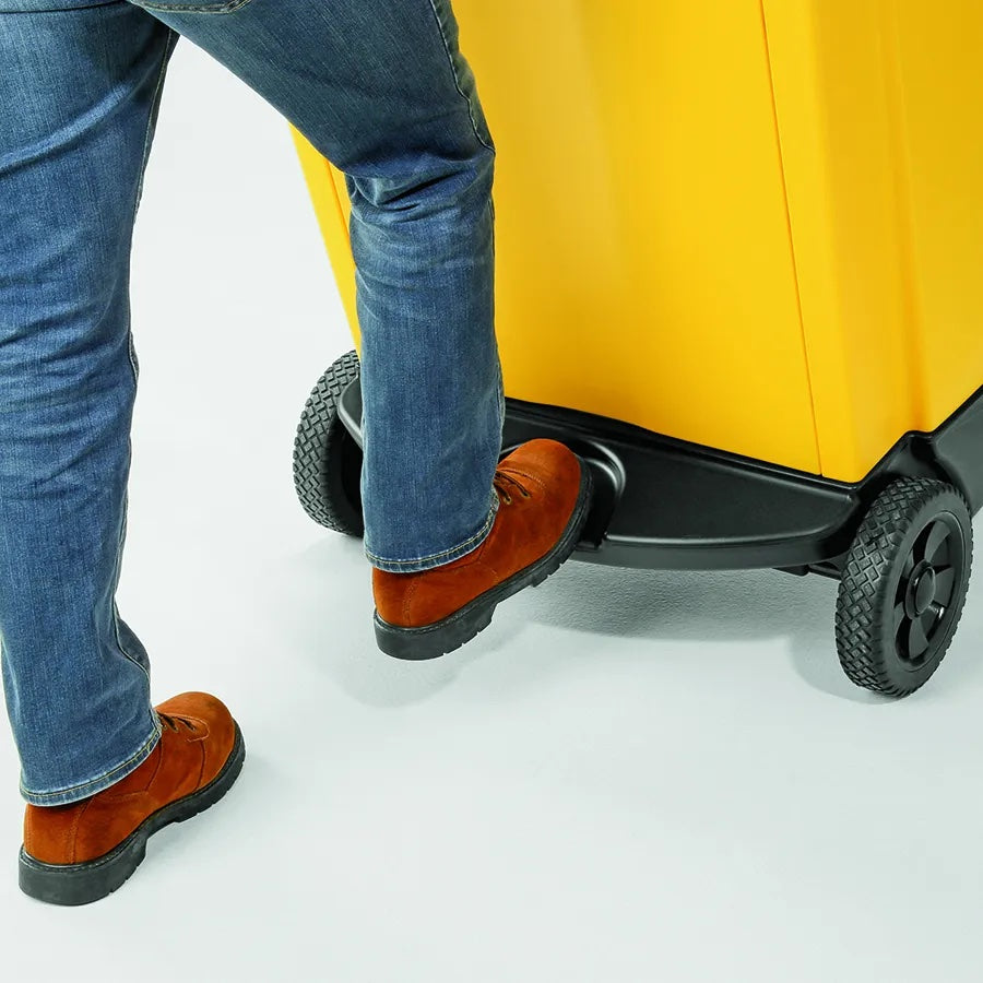Voet bedient het voetpedaal van de PIG® HazMat Large Spill Caddy voor eenvoudig kantelen en verplaatsen.