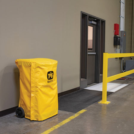 PIG® Large Spill Caddy met beschermhoes opgesteld in een magazijn voor extra bescherming tijdens opslag.