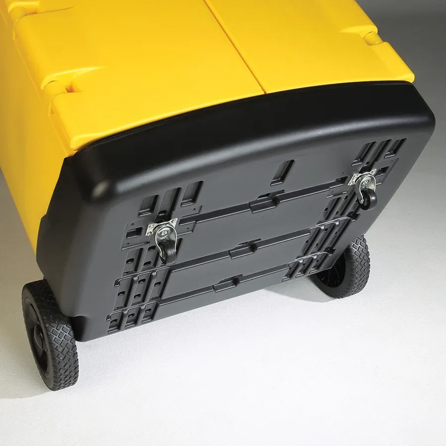Onderzijde van de PIG® Universal Large Spill Caddy met stevige constructie, zwenkwielen en grote achterwielen voor eenvoudig transport.