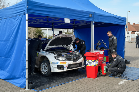 Rally zeil om in de pits of paddock neer te leggen om daar auto's op af te tanken en te sleutelen
