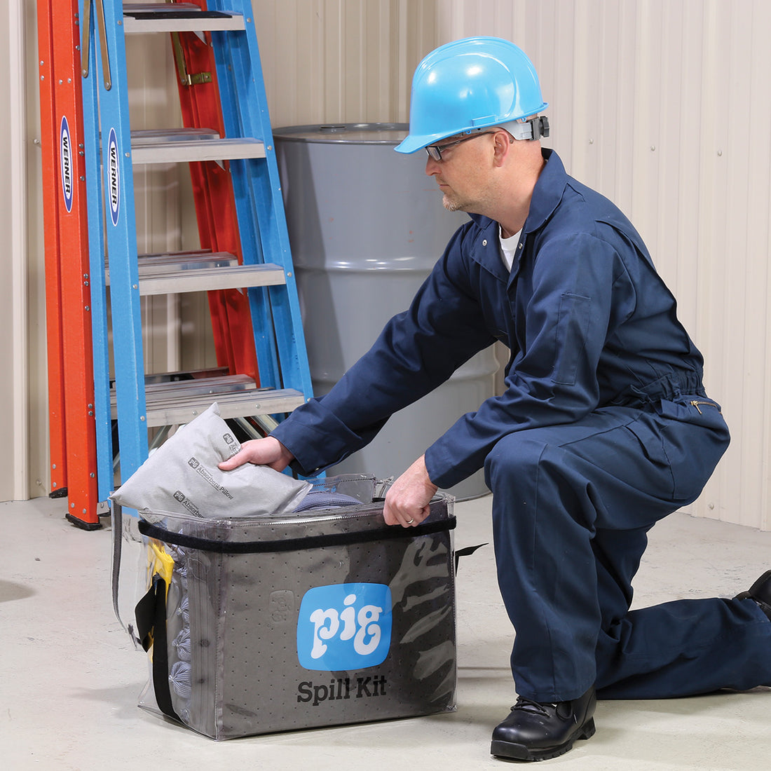 Doorzichtige spill-kit tas van 53 liter, ideaal om op te hangen op een zichtbare plaats in het bedrijf, volgens RIenE, verkrijgbaar bij absorptieshop.nl