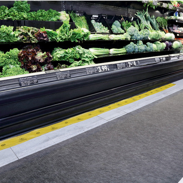 Waterabsorberende strips gebruikt bij een lekkende groentekoeling in een supermarkt, helpen verspreiding van water in looppaden te voorkomen en zorgen voor een veilige werkomgeving