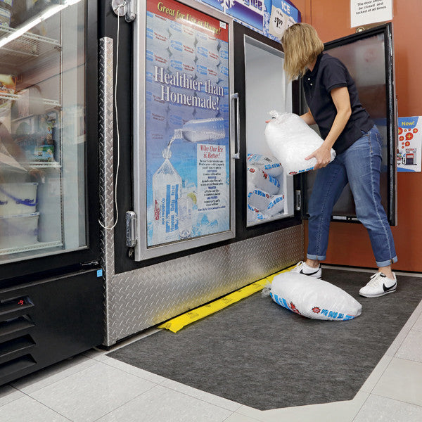 Waterabsorberende strips met superabsorberende polymeervulling gebruikt voor indammen lekkage bij horeca vriezer